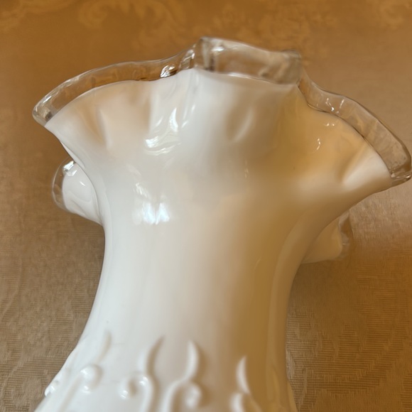 Fenton milk glass SilverCrest Spanish Lace with ruffled edge vase - Picture 6 of 11